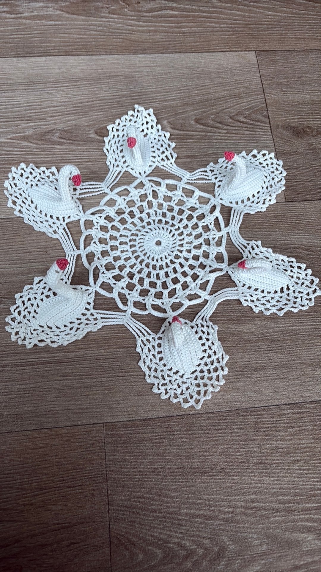 HAAKWERK KLEEDJE DIAMETER 30 cm met zwanen., Ophalen of Verzenden, Zo goed als nieuw, Haken