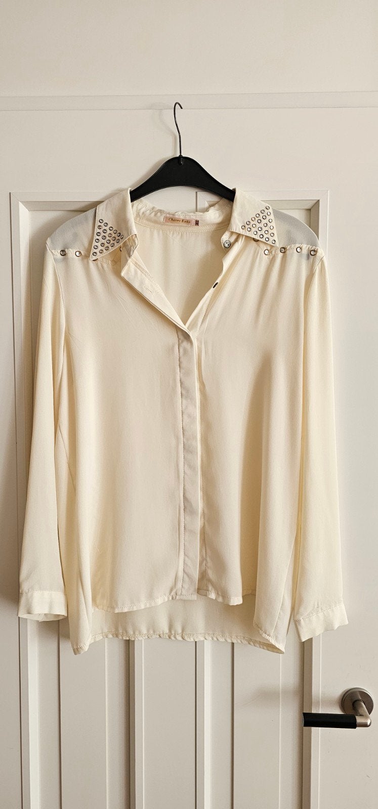 Crèmekleurige blouse met studs - Cherry Koko, Kleding | Dames, Maat 38/40 (M), Cherry Koko, Beige, Ophalen of Verzenden
