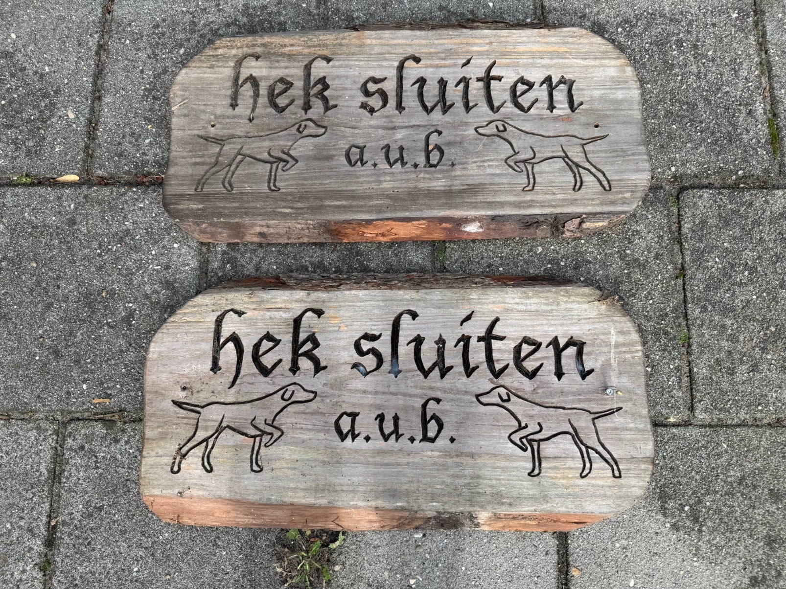 Twee houten “hek sluiten” borden, Ophalen, Gebruikt