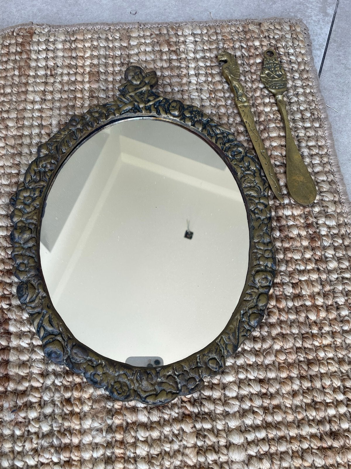 Oude koperen spiegel met sierlijke rand, Antiek en Kunst, Antiek | Spiegels, Ophalen of Verzenden, Rond, Minder dan 50 cm, Minder dan 100 cm
