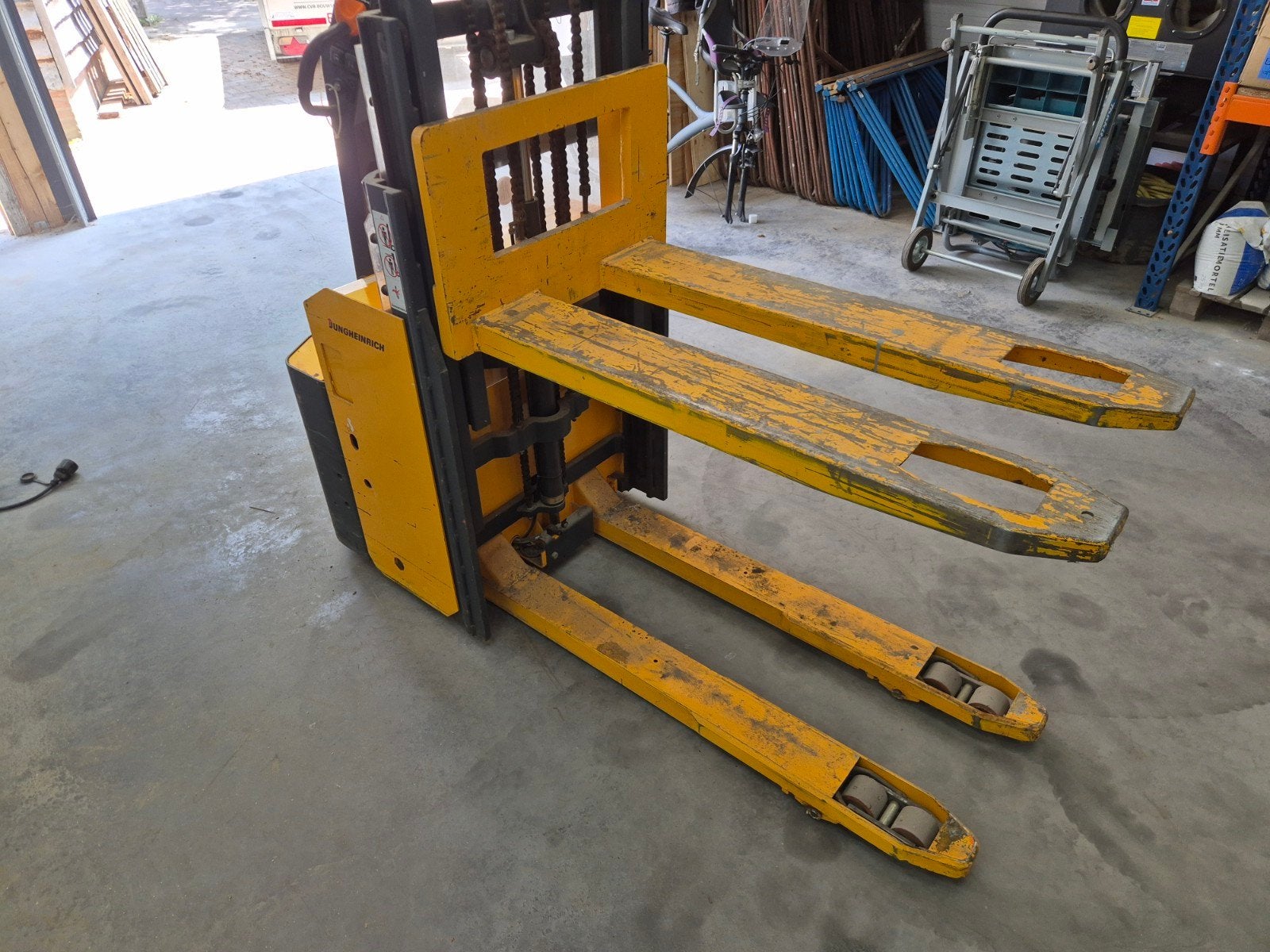 Jungheinrich WP 200 205 DT Stapelaar met lader, Zakelijke goederen, Machines en Bouw | Heftrucks en Intern transport, Ophalen