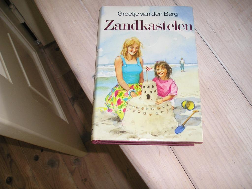 Greetje van den Berg - Zandkastelen, Ophalen of Verzenden, Gelezen, Greetje van den Berg, Nederland