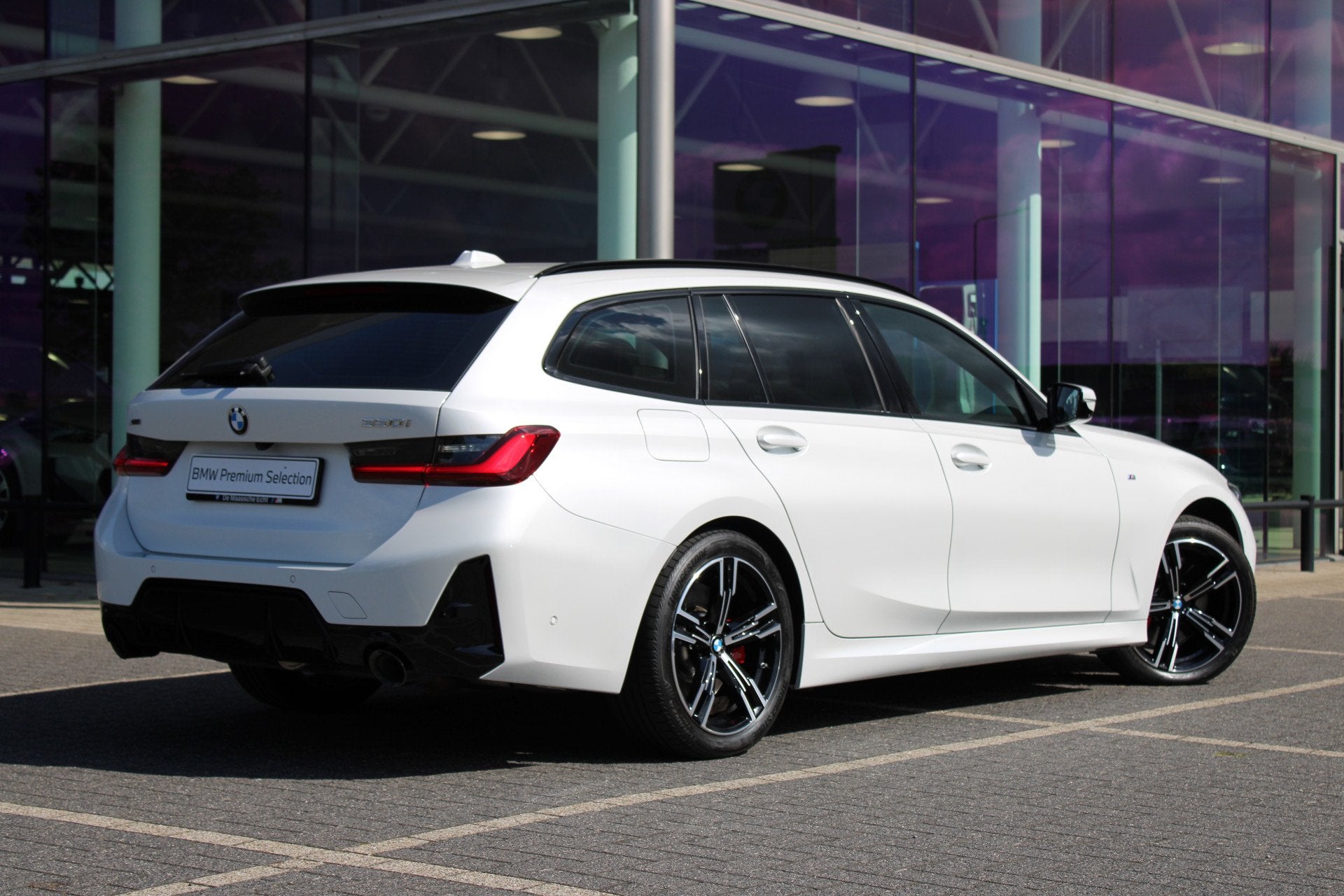 BMW 3 Serie Touring 330i xDrive Innovation pack / M Sport PR, Auto's, 4 cilinders, Met garantie (alle), Wit, Vierwielaandrijving