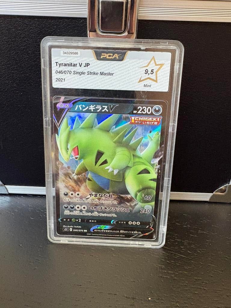 Tyranitar v pca 9,5, Hobby en Vrije tijd, Verzamelkaartspellen | Pokémon, Ophalen of Verzenden, Zo goed als nieuw, Meerdere kaarten