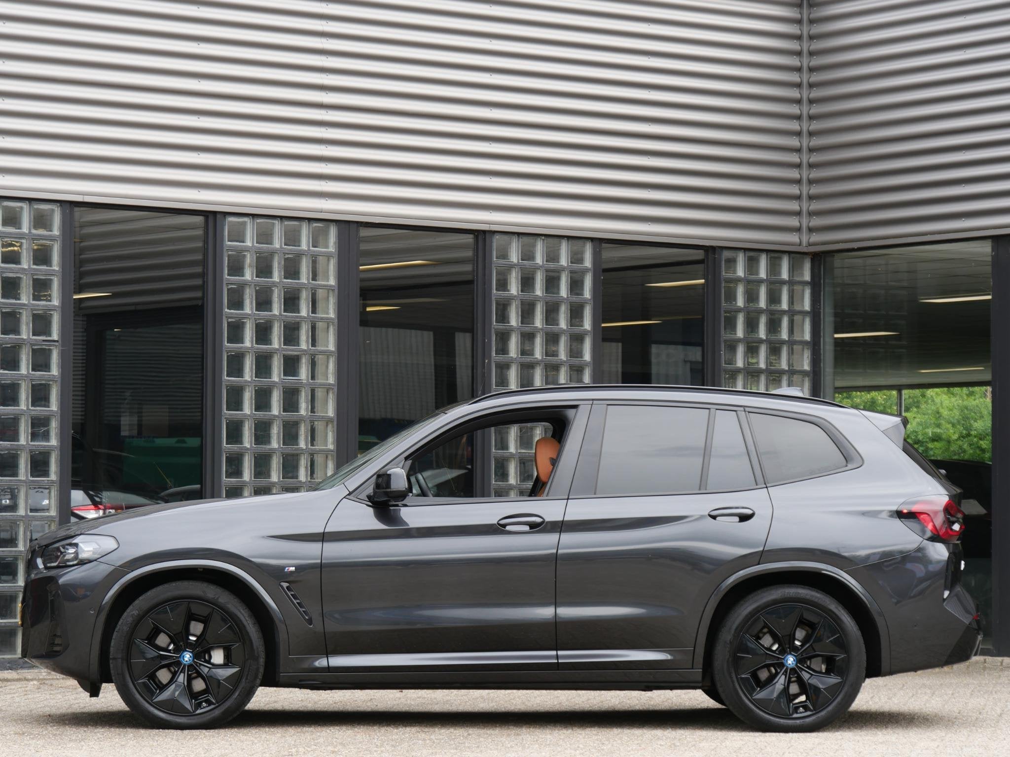 BMW iX3 LCI 80kWh/ M-SPORT/ PANORAMADAK/ LEER/ SHADOW-LINE/, Auto's, BMW, Automaat, Achterwielaandrijving, Gebruikt, 750 kg