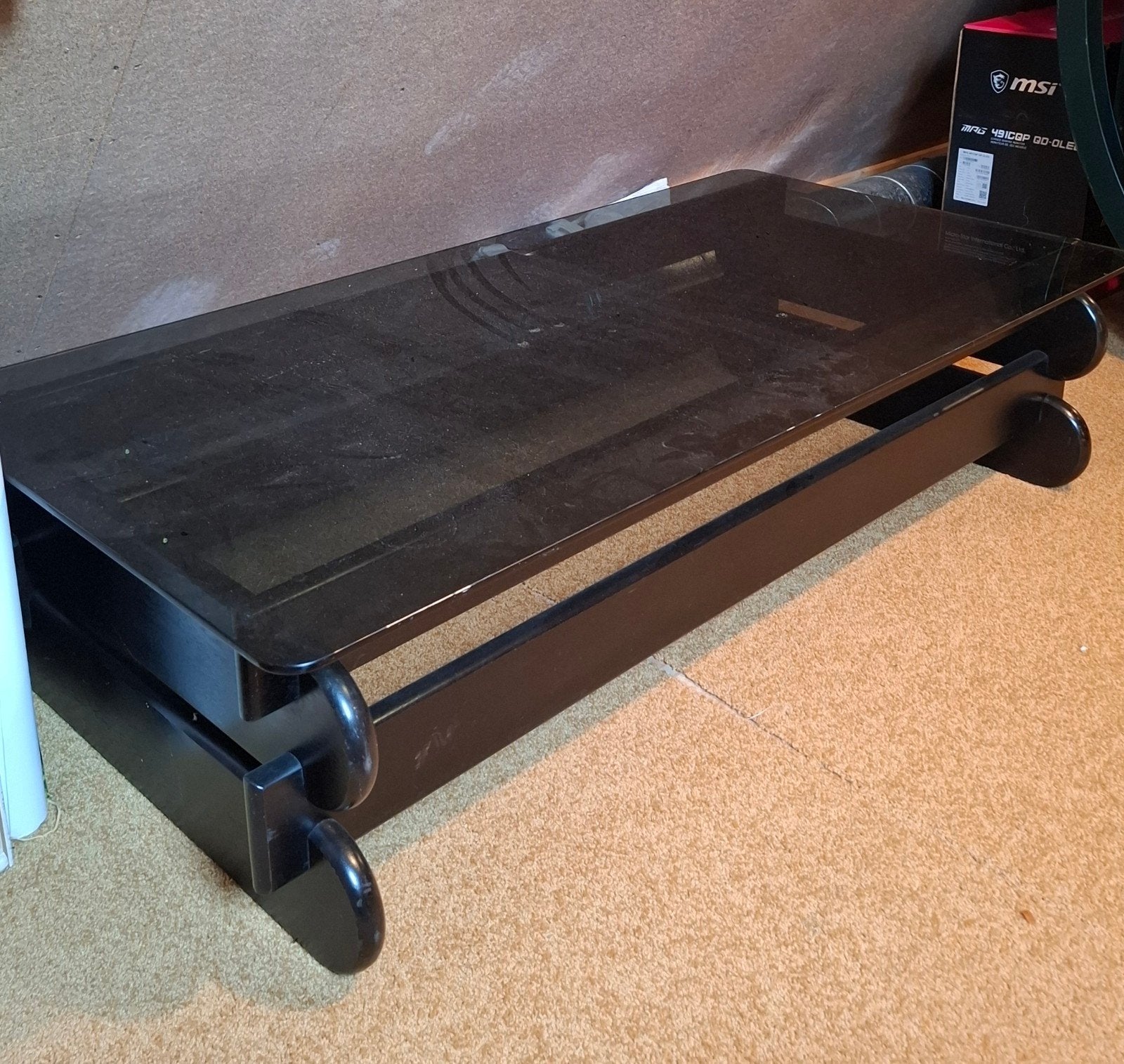 Vintage zwart glazen salontafel met houten onderstel, Huis en Inrichting, Tafels | Salontafels, Ophalen, Gebruikt, 100 tot 150 cm