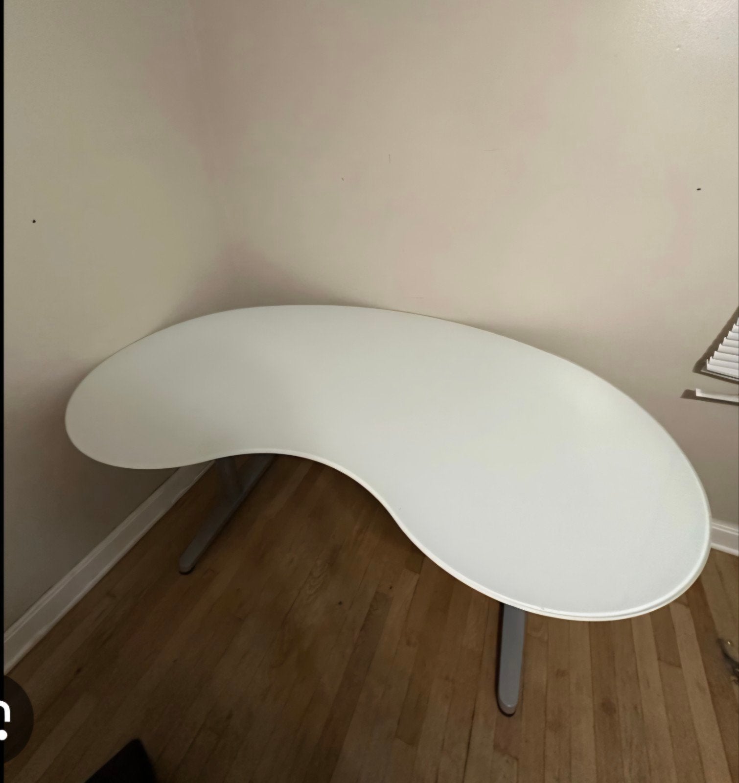 IKEA Galant Nier Glas Bureau - Modern en Ruim, Huis en Inrichting, Bureaus, Ophalen, Gebruikt, Hoekbureau, IKEA