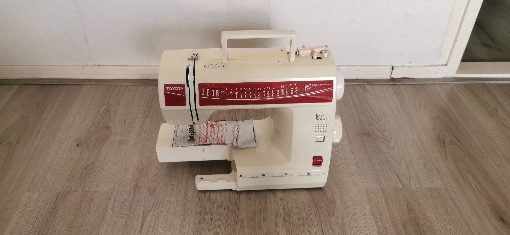 Naaimachine Toyota ES121 compleet werkt goed, Hobby en Vrije tijd, Naaimachines en Toebehoren, Ophalen of Verzenden, Zo goed als nieuw
