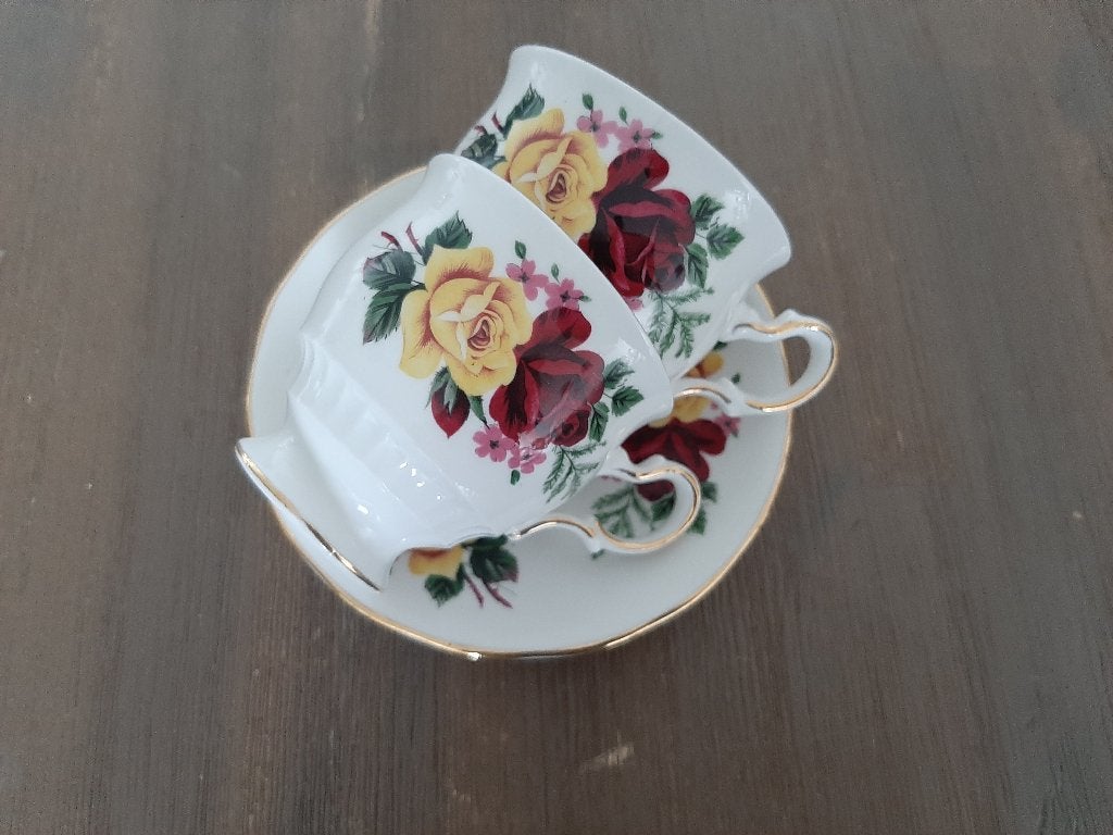 Queen Ann, Engels porselein, 2 kop en schotels, nieuwstaat., Verzenden, Zo goed als nieuw, Porselein, Kop en/of schotel