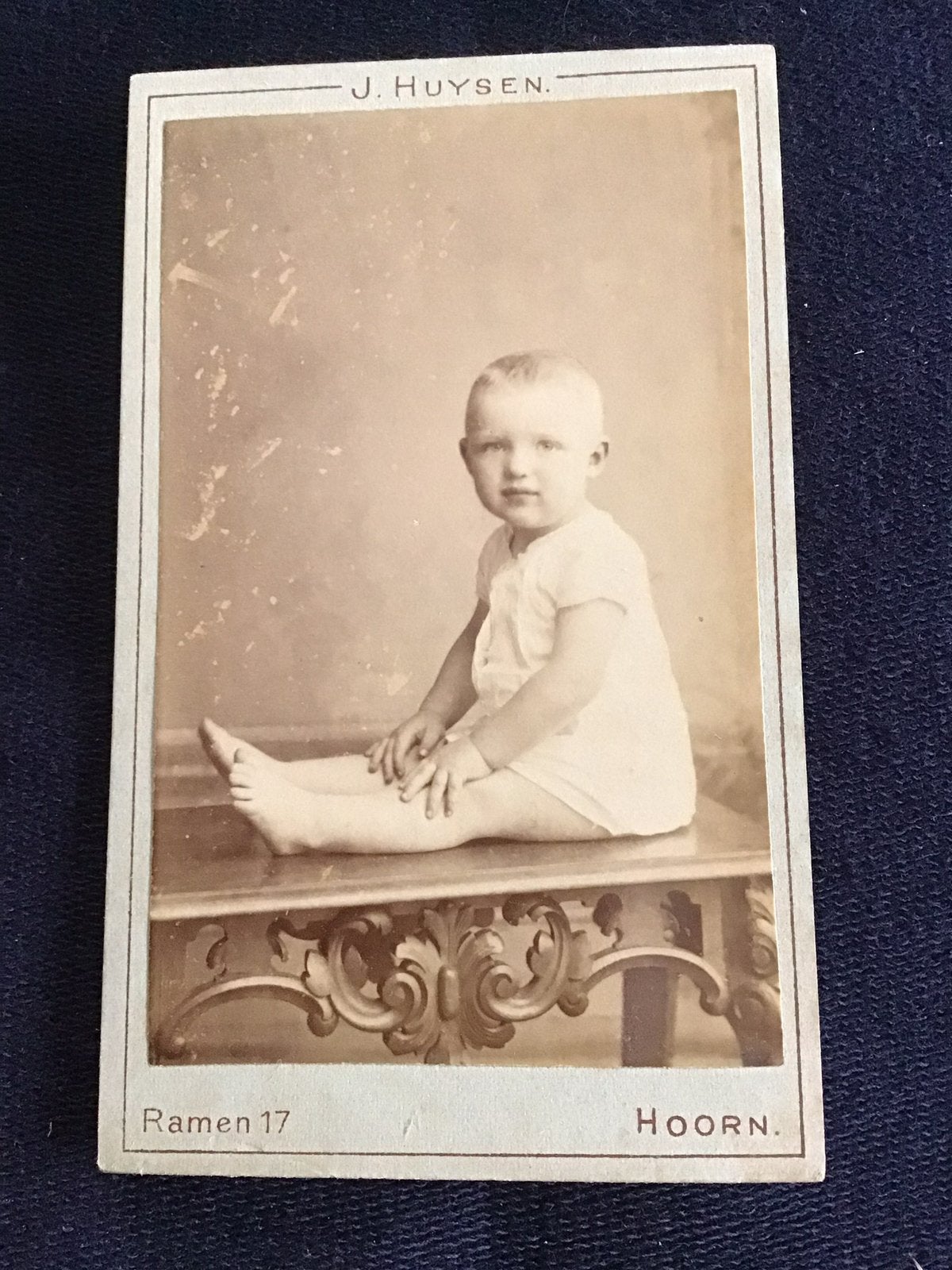 CDV, Kind op tafel, J.L.T. HUIJSEN, HOORN, Carte de Visite, Gebruikt, Foto, Ophalen of Verzenden, Voor 1940