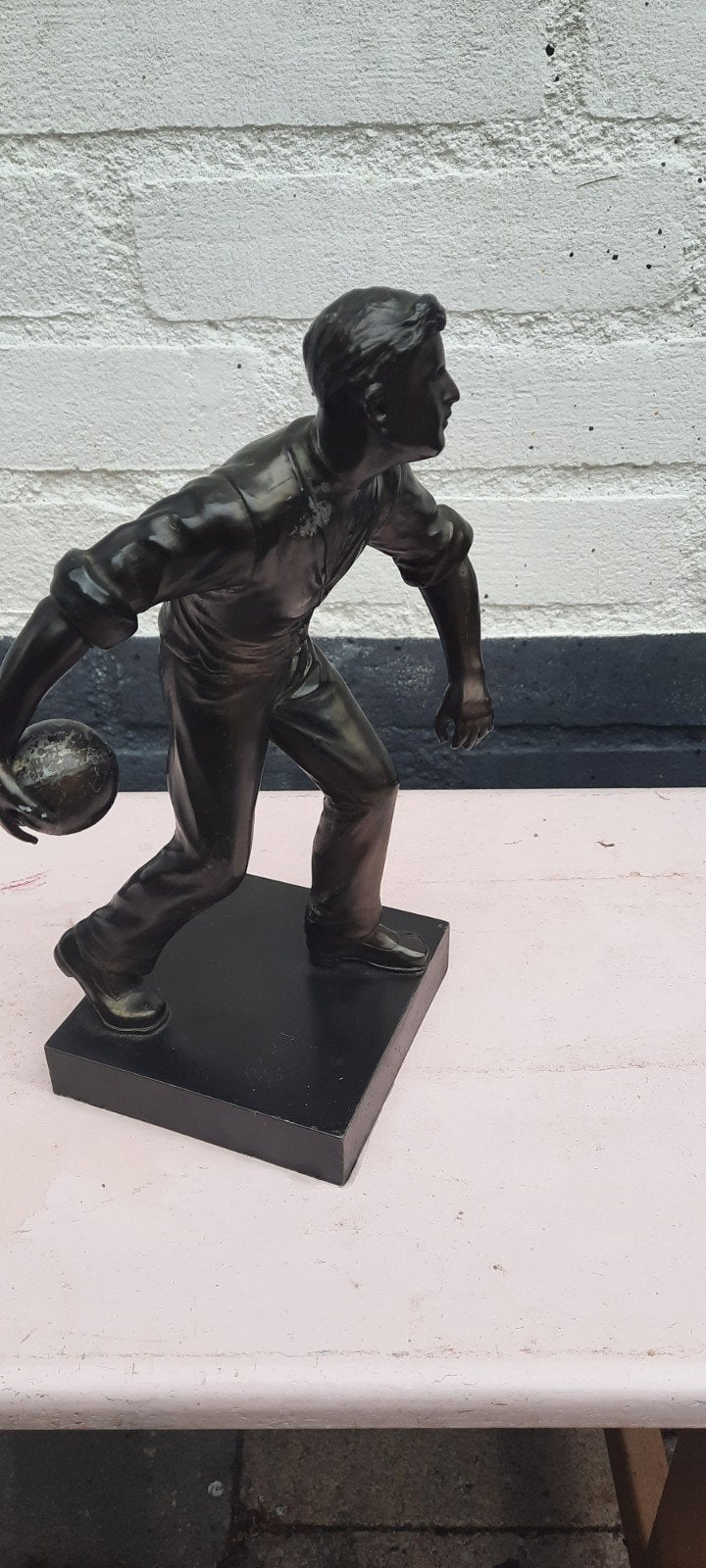 Bronzen beeld van een bowler op sokkel, Antiek en Kunst, Gepatineerd, Ophalen of Verzenden, Brons, 20 - 50 cm