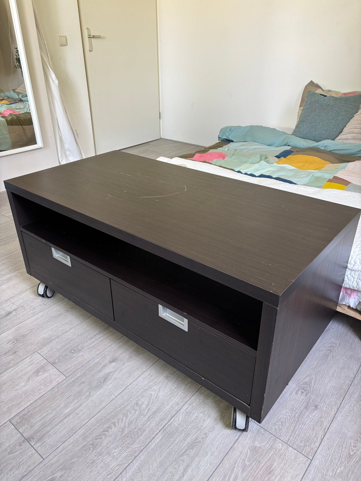 Donkerbruin TV-meubel op wieltjes met lades, Huis en Inrichting, Ophalen, Gebruikt, 100 tot 150 cm, Minder dan 100 cm