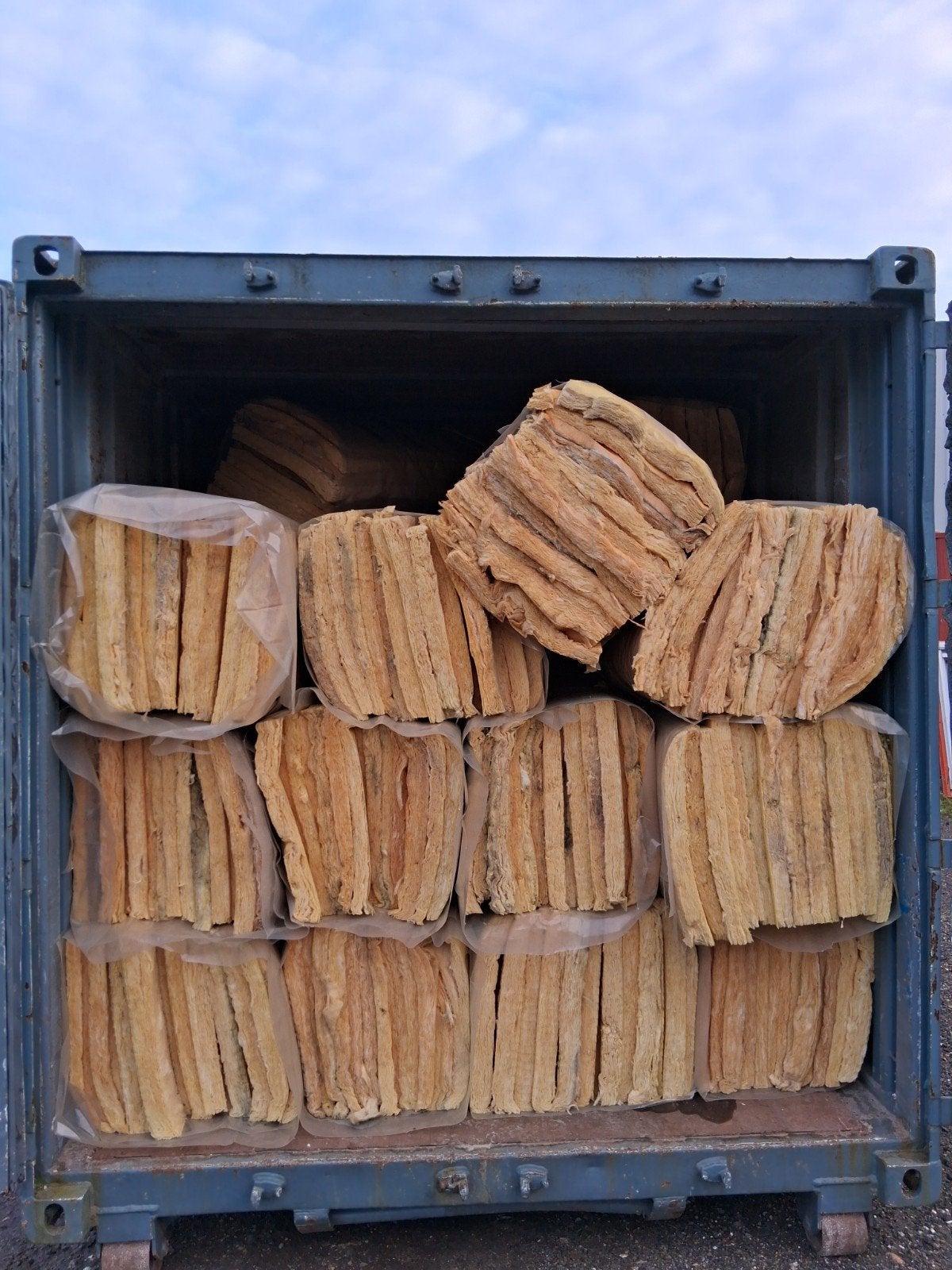Container vol circulaire glaswol verpakt, Ophalen, 4 tot 8 cm, Muurisolatie, Glaswol
