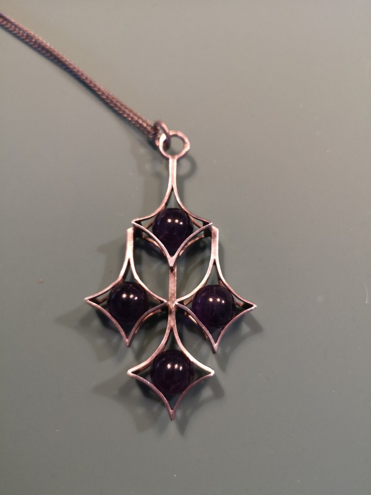 Zilveren hanger met paarse stenen uit Finland, Sieraden, Tassen en Uiterlijk, Met hanger, Gebruikt, Paars, Ophalen of Verzenden