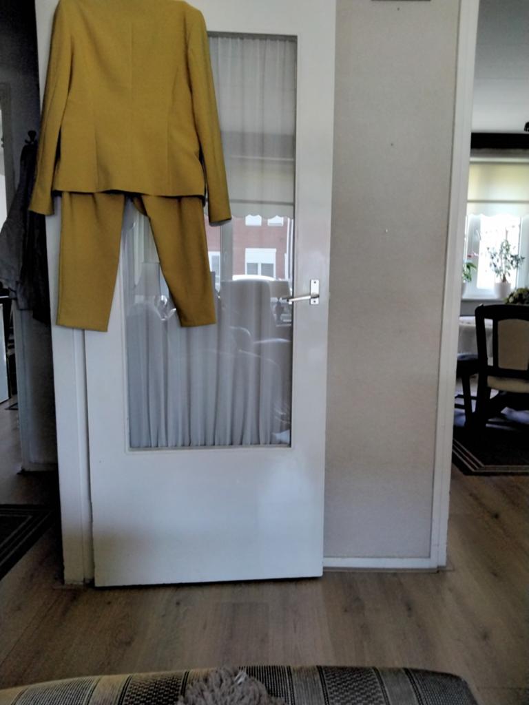 Dames pak maat l kleur okergeel, Ophalen, Zo goed als nieuw, Maat 42/44 (L), Geel