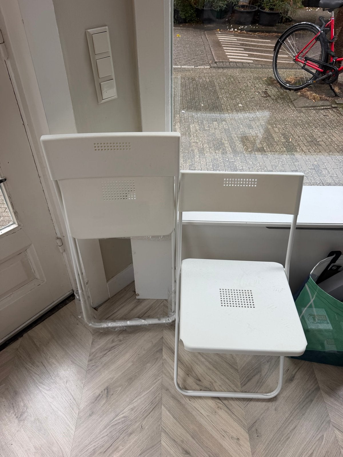 2x Witte opvouwbare stoelen - Handig en ruimtebesparend, Huis en Inrichting, Stoelen, Ophalen, Gebruikt, Twee, Wit