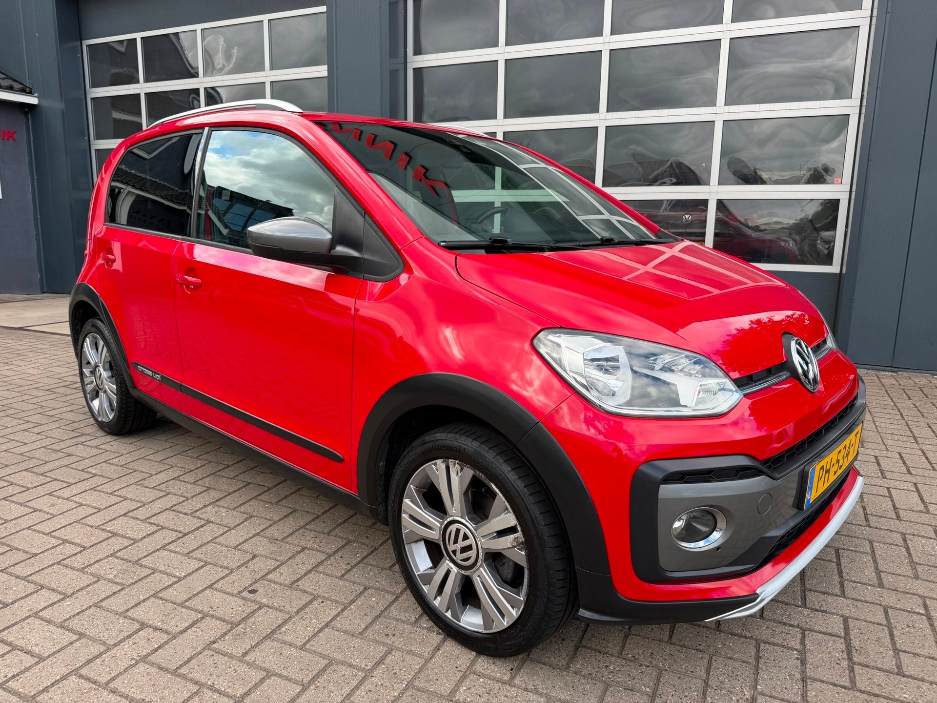 Volkswagen Up! 1.0 BMT cross up! / Camera / Cruise / Clima /, Auto's, Dealer onderhouden, Stof, Gebruikt, 4 stoelen