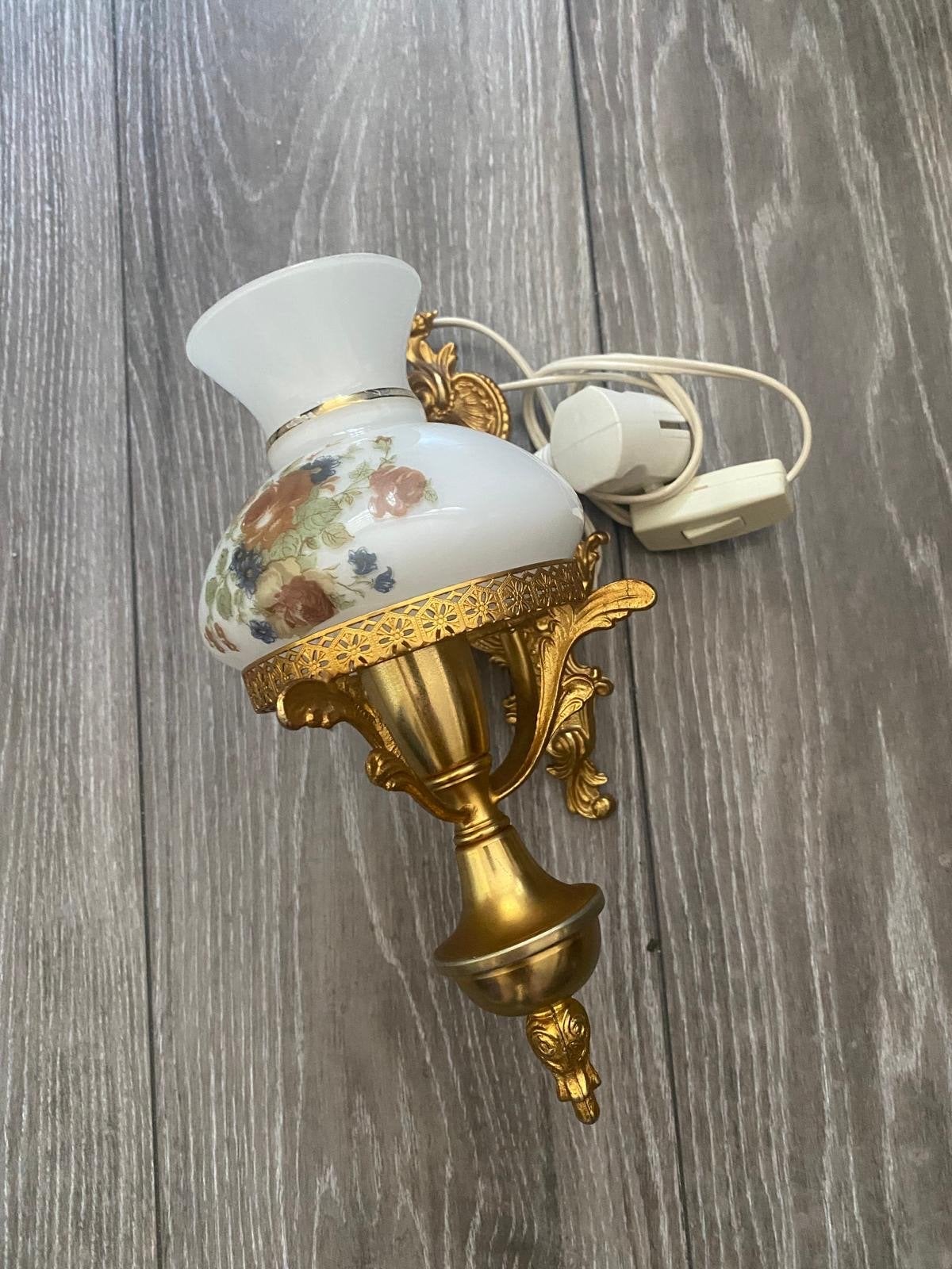 Vintage Muurlampje met glazen kapje en bloemschildering, Huis en Inrichting, Lampen | Wandlampen, Met snoer/stekker, Gebruikt
