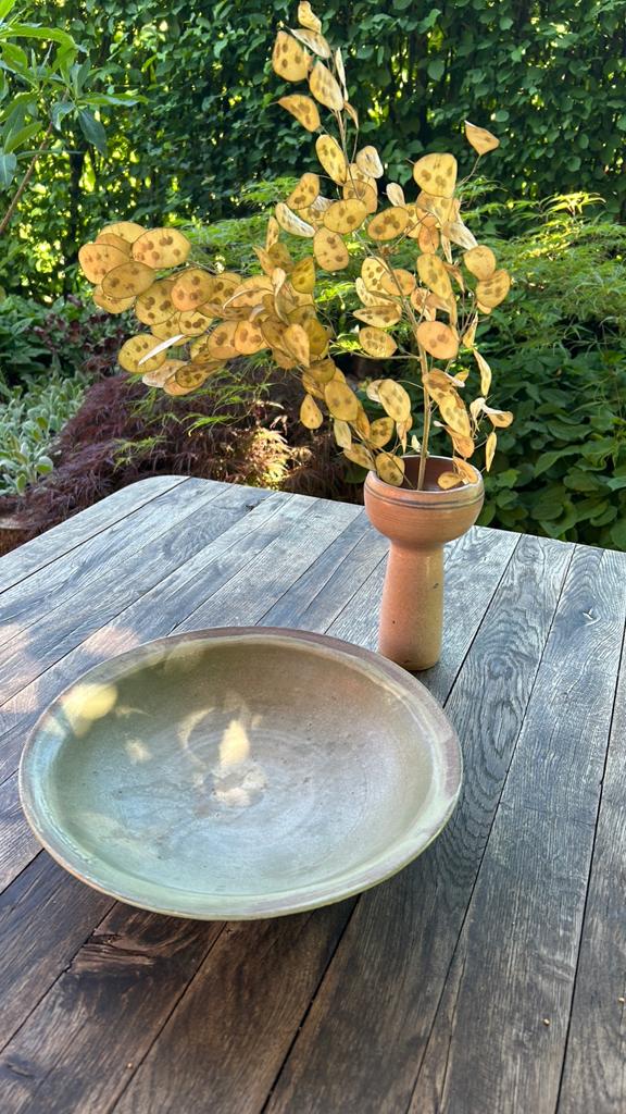 Mooie wabisabi studio pottery keramiek vaas met schaal, Ophalen of Verzenden, Zo goed als nieuw