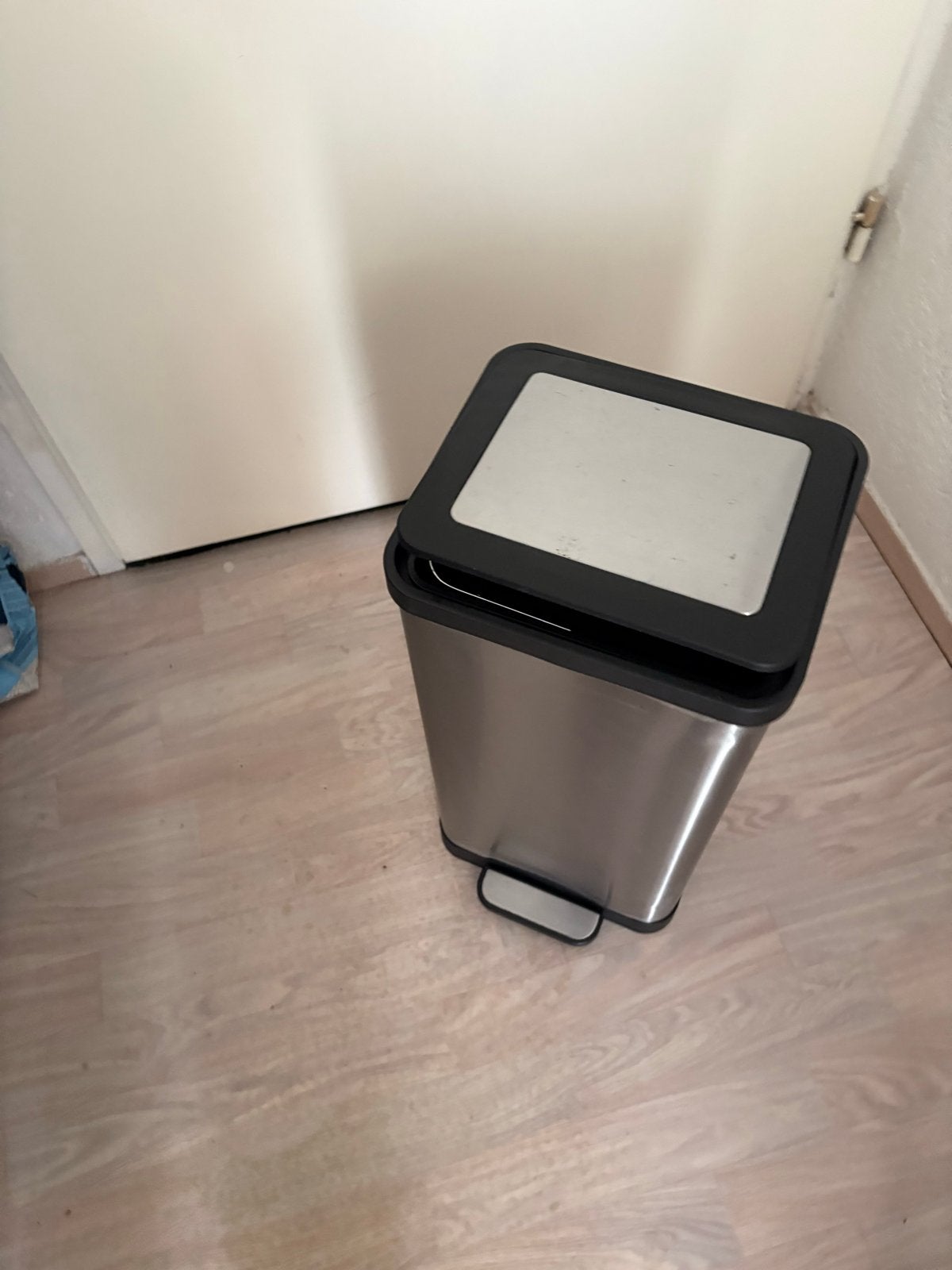 Nette zilverkleurige pedaalemmer 25L met soft-close, Huis en Inrichting, 50 – 75, Gebruikt, Met pedaal, Ophalen of Verzenden