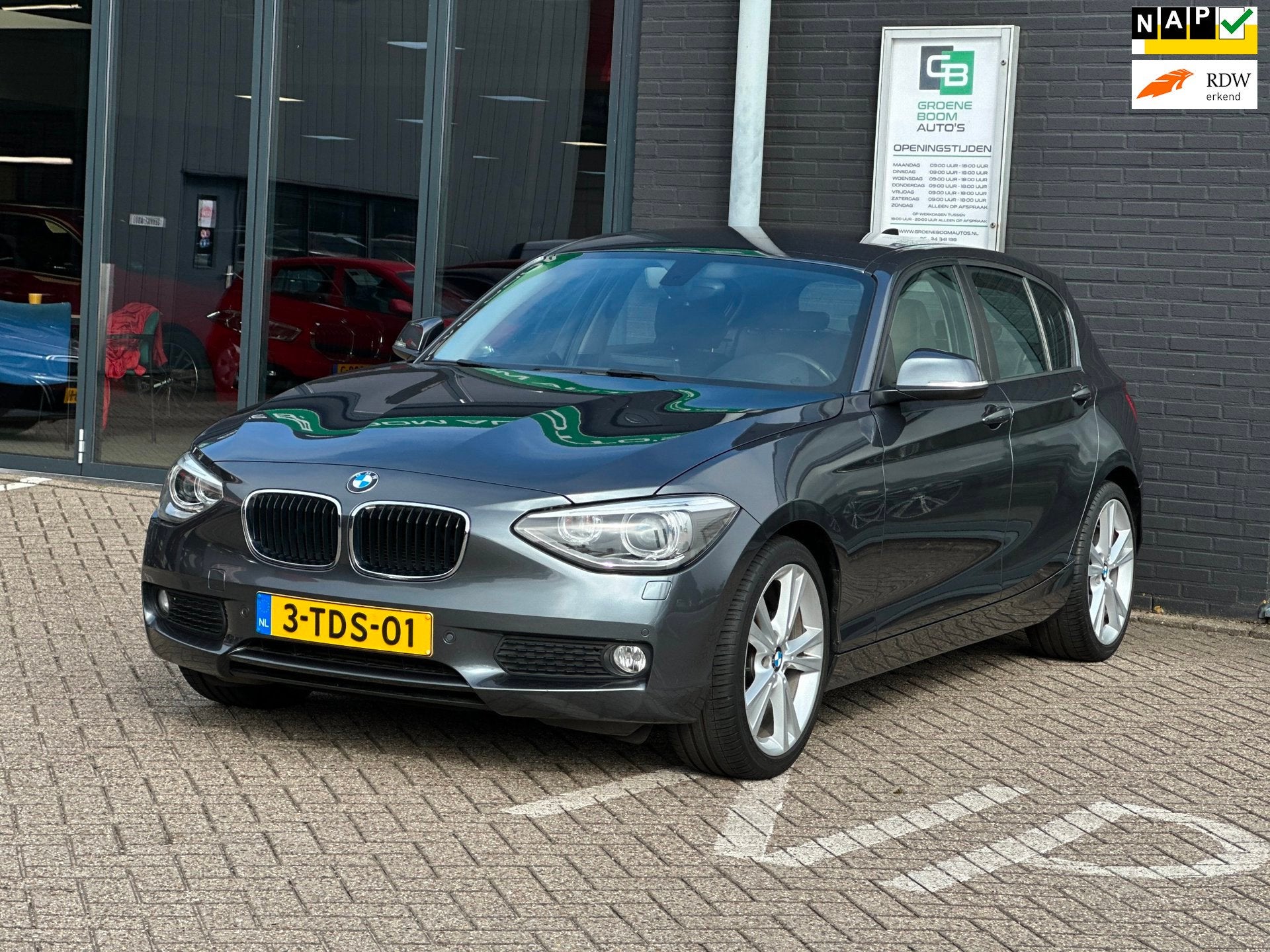 BMW 1-serie 125i High Executive/1STE EIG/218-PK/CAMERA/NAVI/, Auto's, Dealer onderhouden, Gebruikt, Zilver of Grijs, 16 km/l