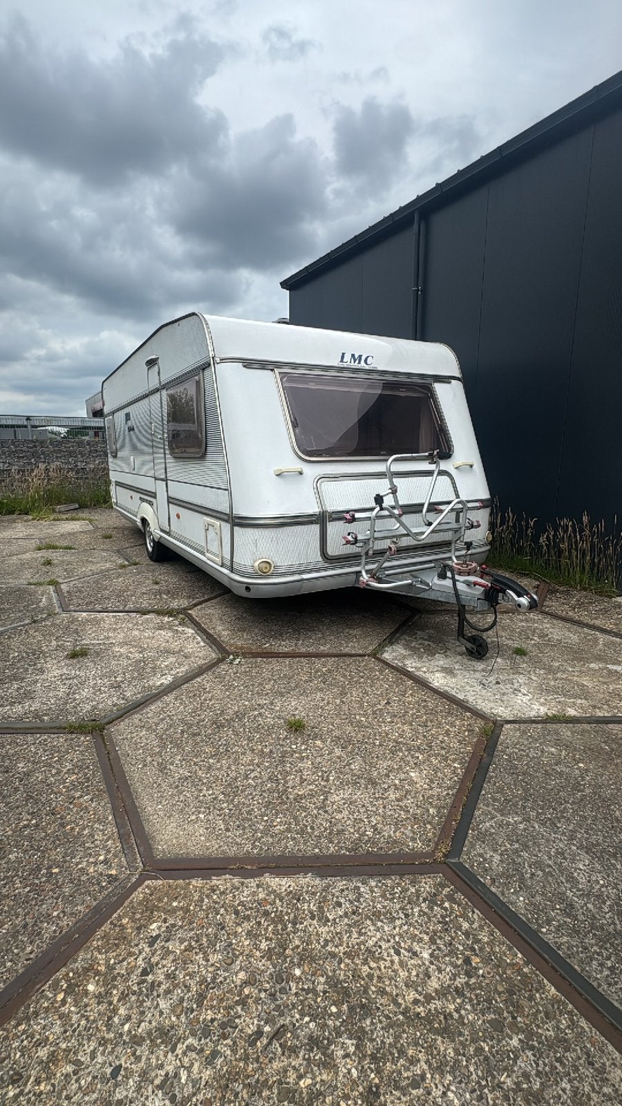 LMC Ambassador 560 in topstaat (2003), Caravans en Kamperen, Ringverwarming, Rondzit, Particulier, 5 tot 6 meter