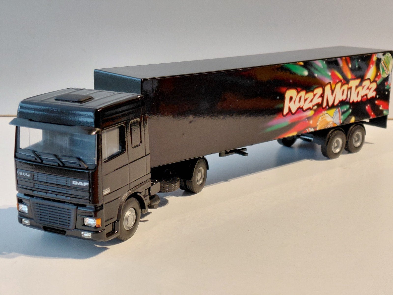 Lion Car DAF 95 XF oplegger RazzMaTazz vrachtauto modelauto, Hobby en Vrije tijd, Ophalen of Verzenden, Zo goed als nieuw, Bus of Vrachtwagen