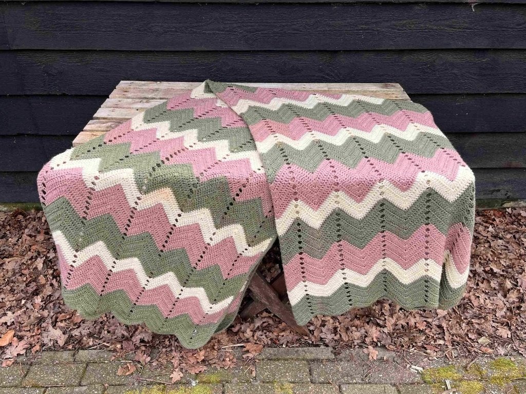 Oma granny woondeken gehaakt zigzag groen ecru oudroze
