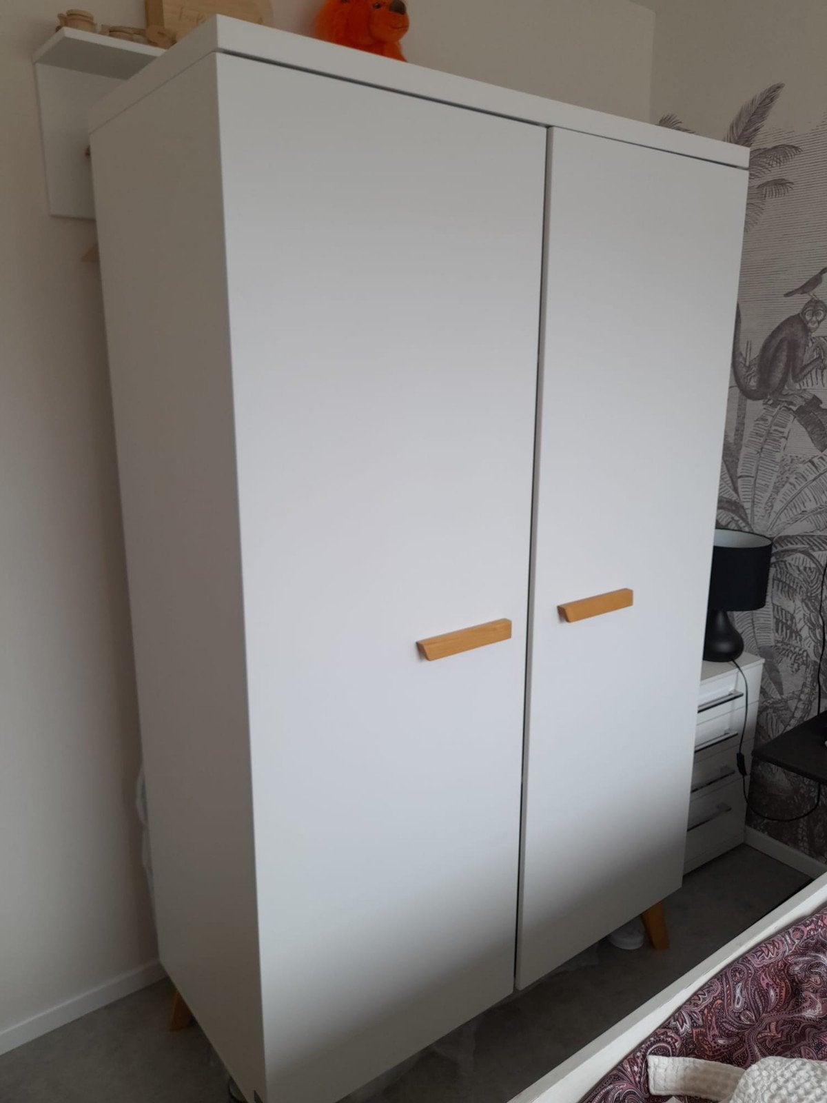 Kledingkast Mika - Wit met houten accenten, Huis en Inrichting, Kasten | Kledingkasten, Ophalen, Met deur(en), Gebruikt, Modern, Scandinavisch