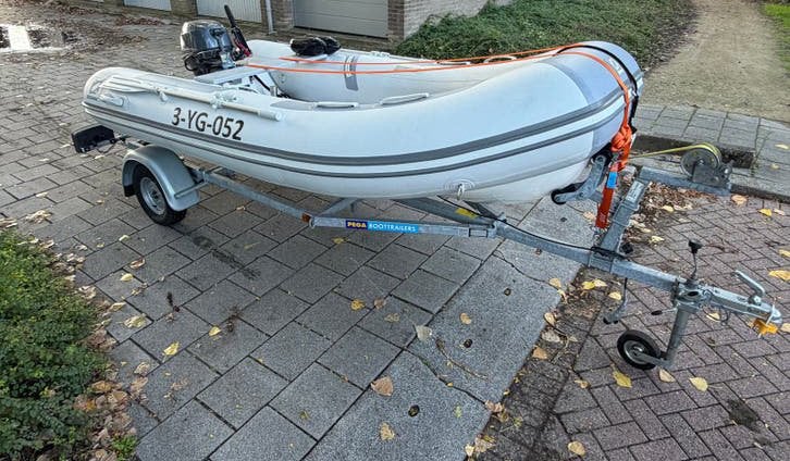 Foto 4 van Zodiac rubberboot met Yamaha 15pk motor en Pega boottrailer