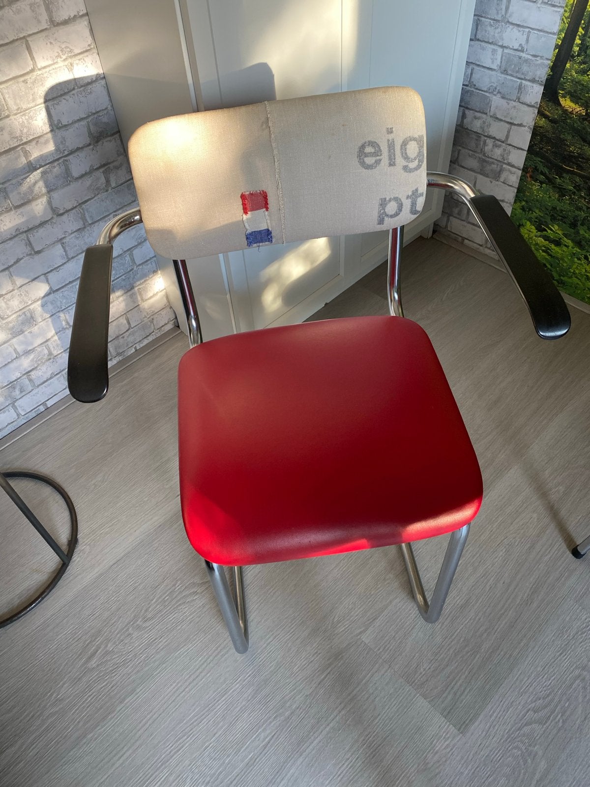 Vintage stoel met armleuningen - Rood en beige, Ophalen, Gebruikt, Metaal, Eén