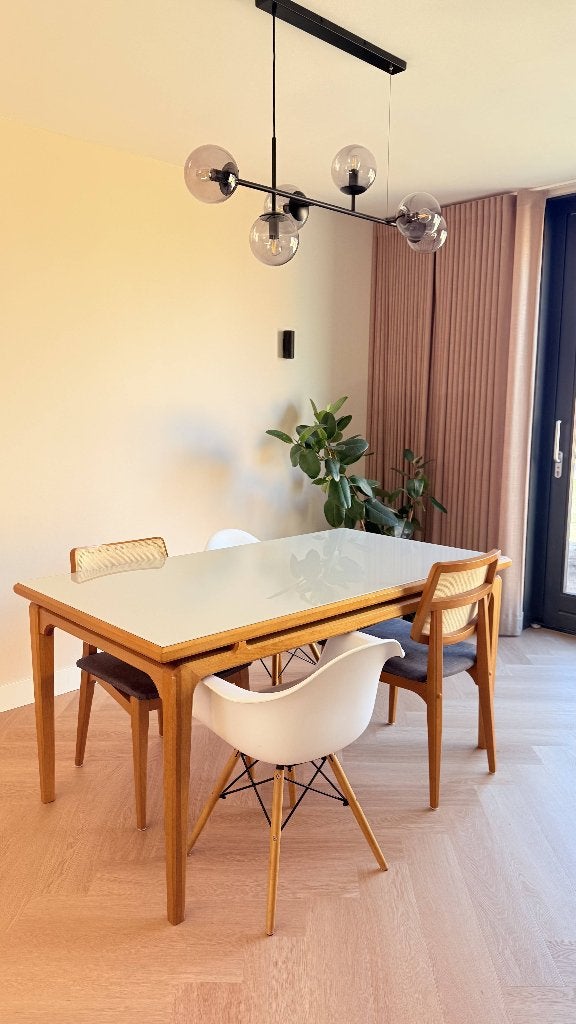 Braziliaanse eettafel + 2 rotan stoelen + 2 Eames stoelen, Huis en Inrichting, Tafels | Eettafels, Ophalen, Gebruikt, 50 tot 100 cm
