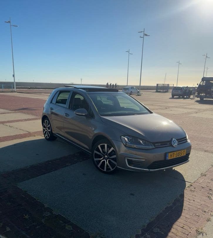 Volkswagen Golf 1.4 TSI Phev 204pk - pano, stoelverwarming, Zwart, 4 cilinders, 1395 cc, 1499 kg