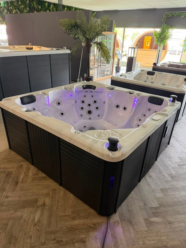 LUXE SPA 220x220 CM - 2 LIGPLAATSEN – COMPLEET NAGEKEKEN, Ophalen, Zo goed als nieuw, Trap, Vast