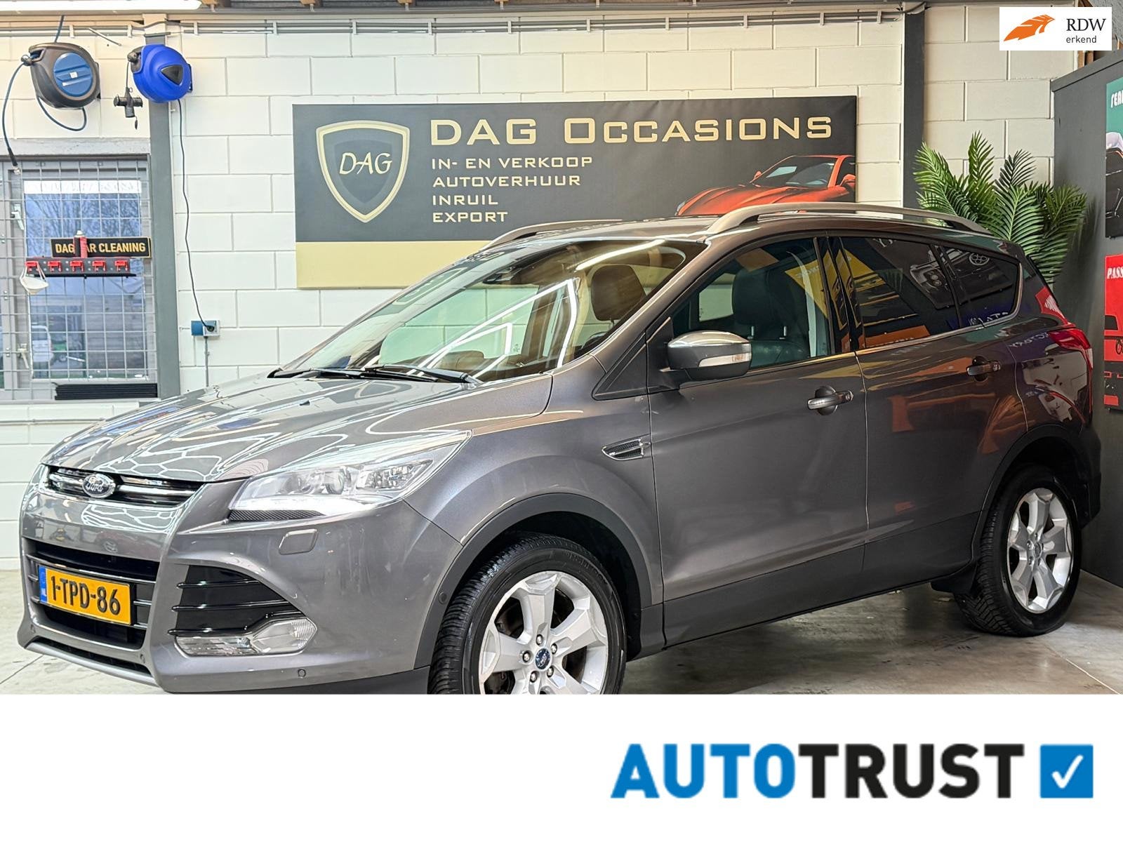 Ford Kuga 1.6 Titanium 4WD|AUTO|CAMERA|OPENDAK|LEER|TREKHAAK, Auto's, Ford, Lichtsensor, Gebruikt, Zwart, 4 cilinders