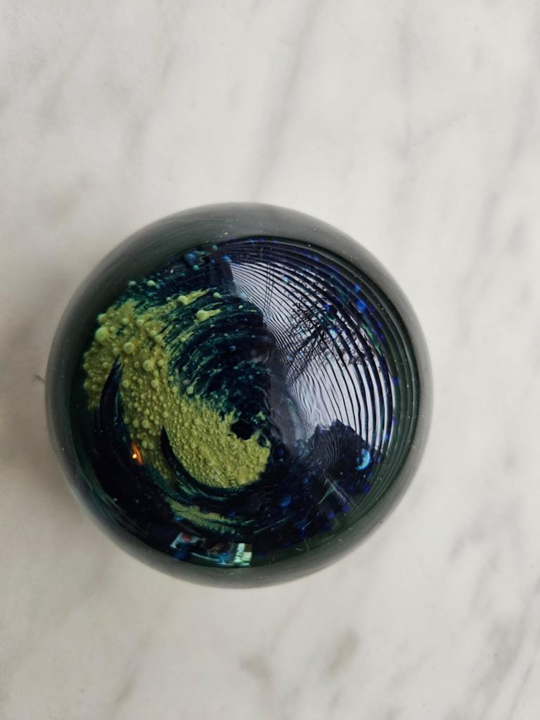 Glazen bol met uniek groen-blauw spiraalontwerp, Antiek en Kunst, Ophalen