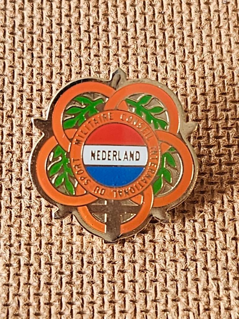 Nederland Speldje - Militair Sport Comité, Ophalen of Verzenden, Gebruikt, Sport, Speldje of Pin