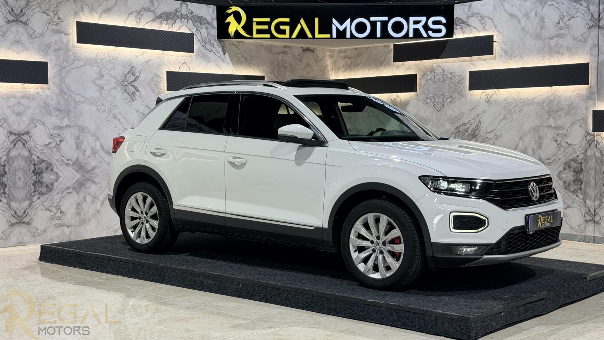 Volkswagen T-Roc 1.5 TSI Sport | PANO| ACC| Lane Ass.| Zwart, Auto's, Volkswagen, Euro 6, 4 cilinders, 150 pk, Wit