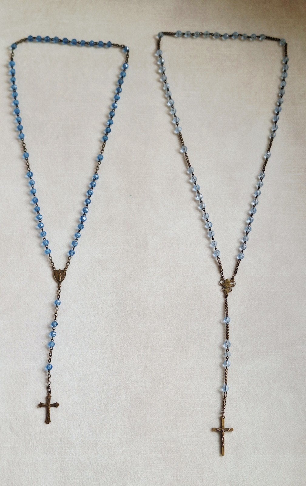 2 Franse Rozenkransen – Blauw Glas & Brons (ca. 1930), Verzamelen, Ophalen of Verzenden, Gebruikt, Sieraad, Christendom | Katholiek