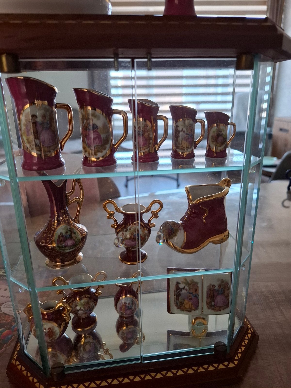 Limoges, vitrine met inhoud l., Ophalen