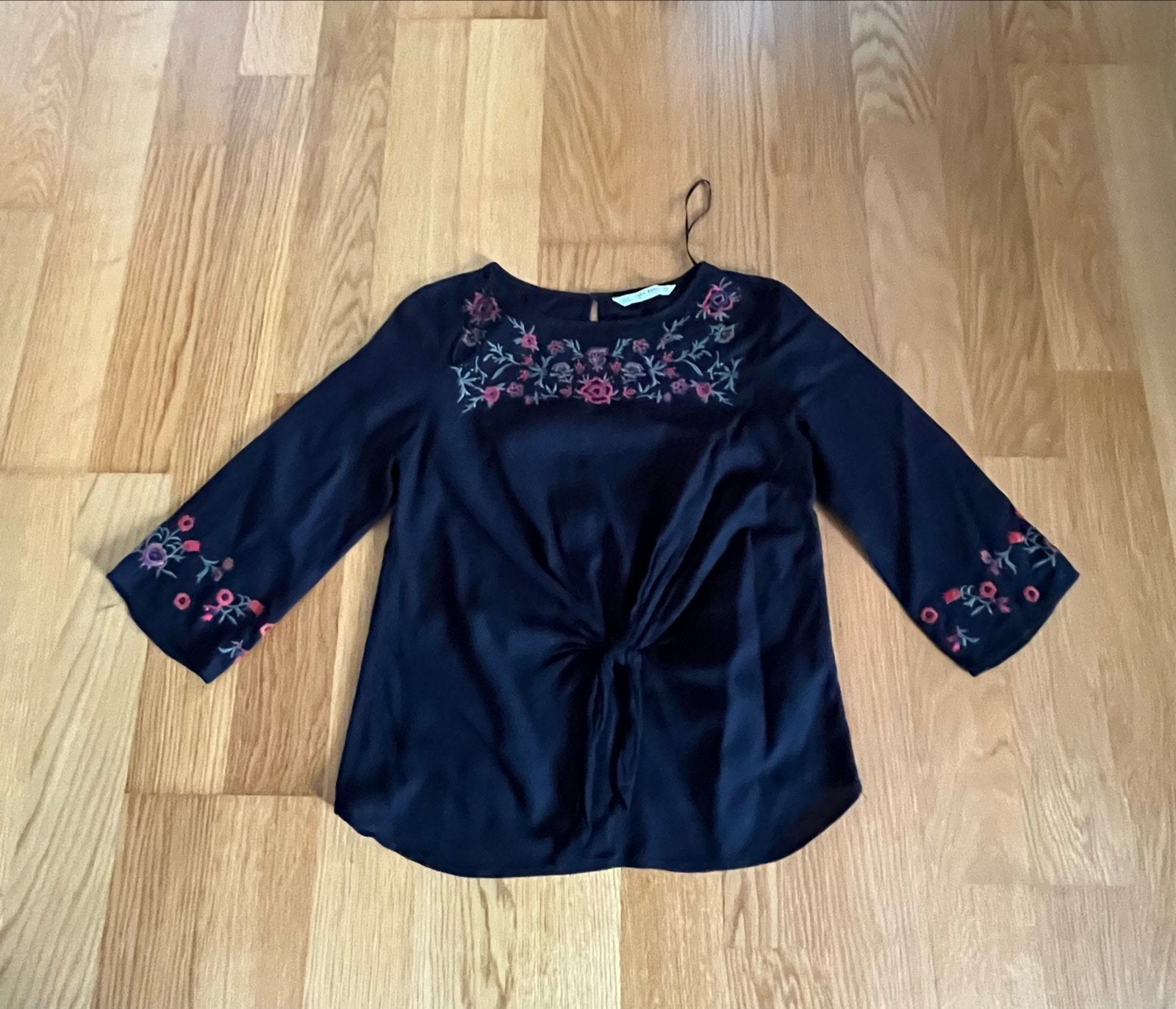 Zara Basic Zwarte Blouse met Geborduurde Bloemen Maat M, Kleding | Dames, Ophalen of Verzenden, Zo goed als nieuw, Maat 38/40 (M)
