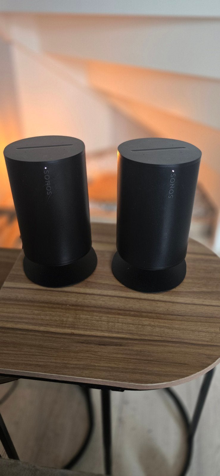 Foto 2 van sonos era 100 op tafelstandaard 2x