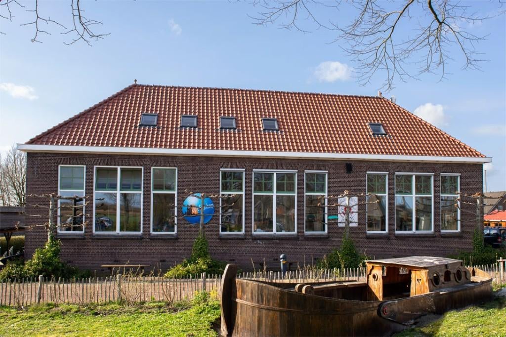 Vakantie in oude school Friesland 10 pers, Vakantie, Dorp, 2 slaapkamers, 10 personen, Aan meer of rivier