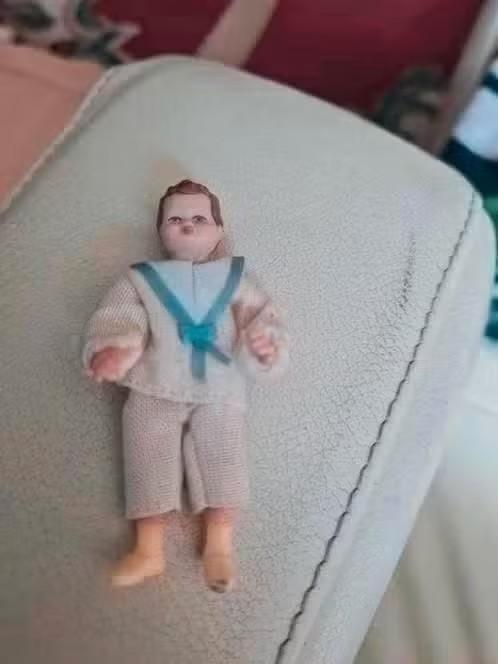 poppenhuis miniaturen caco popje jochie nr 20 porselein, Ophalen of Verzenden, Zo goed als nieuw, Poppenhuis