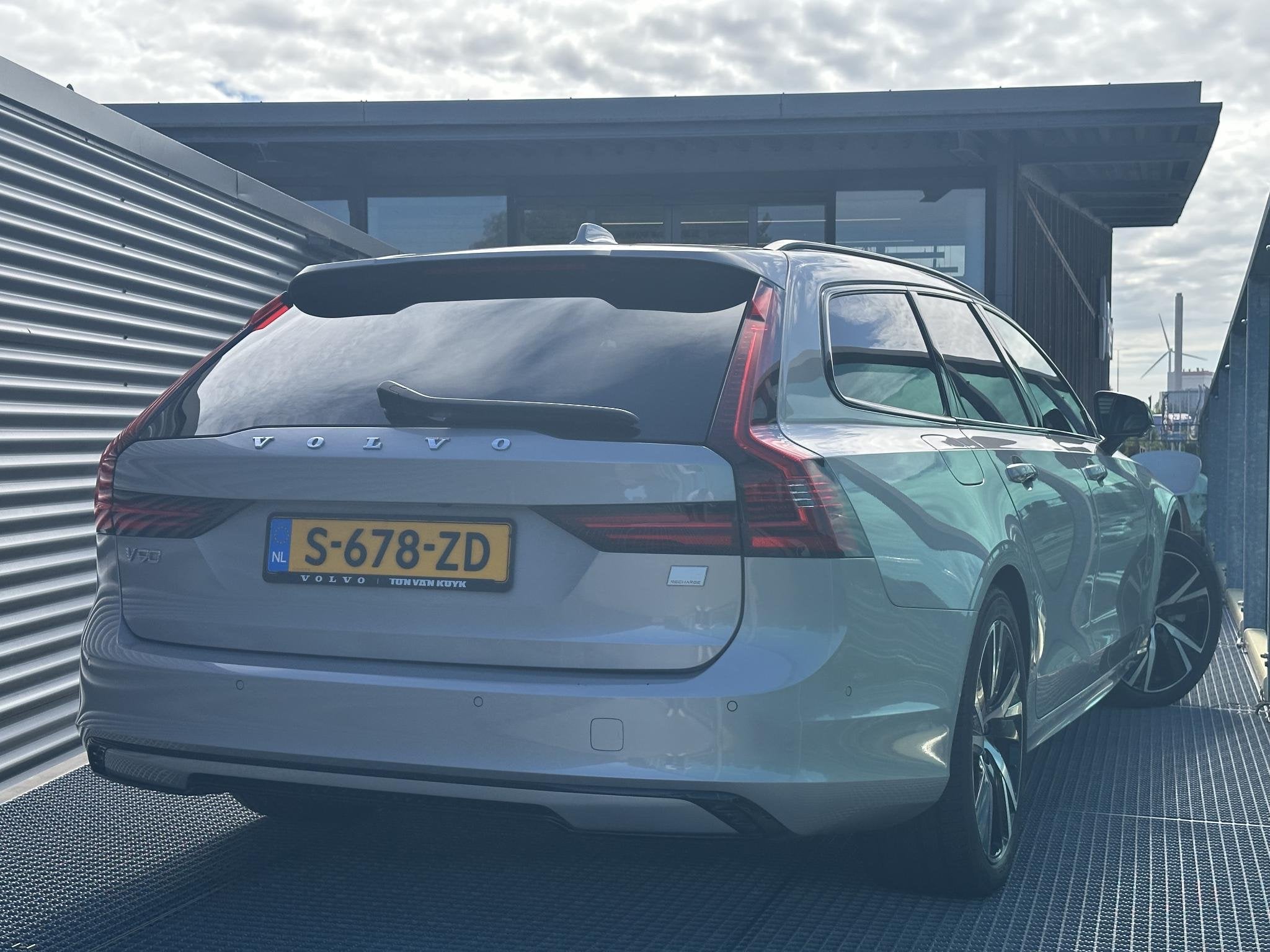 Volvo V90 2.0 T8 Plug-in hybrid AWD Ultimate Dark Volvo V90, Automaat, 4 cilinders, 1969 cc, 180 min