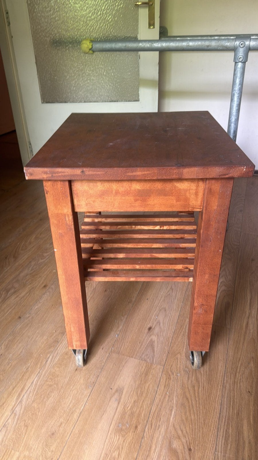 IKEA bijzettafel op wieltjes - Hout, Huis en Inrichting, Tafels | Bijzettafels, Ophalen, Minder dan 45 cm, Minder dan 55 cm, Gebruikt