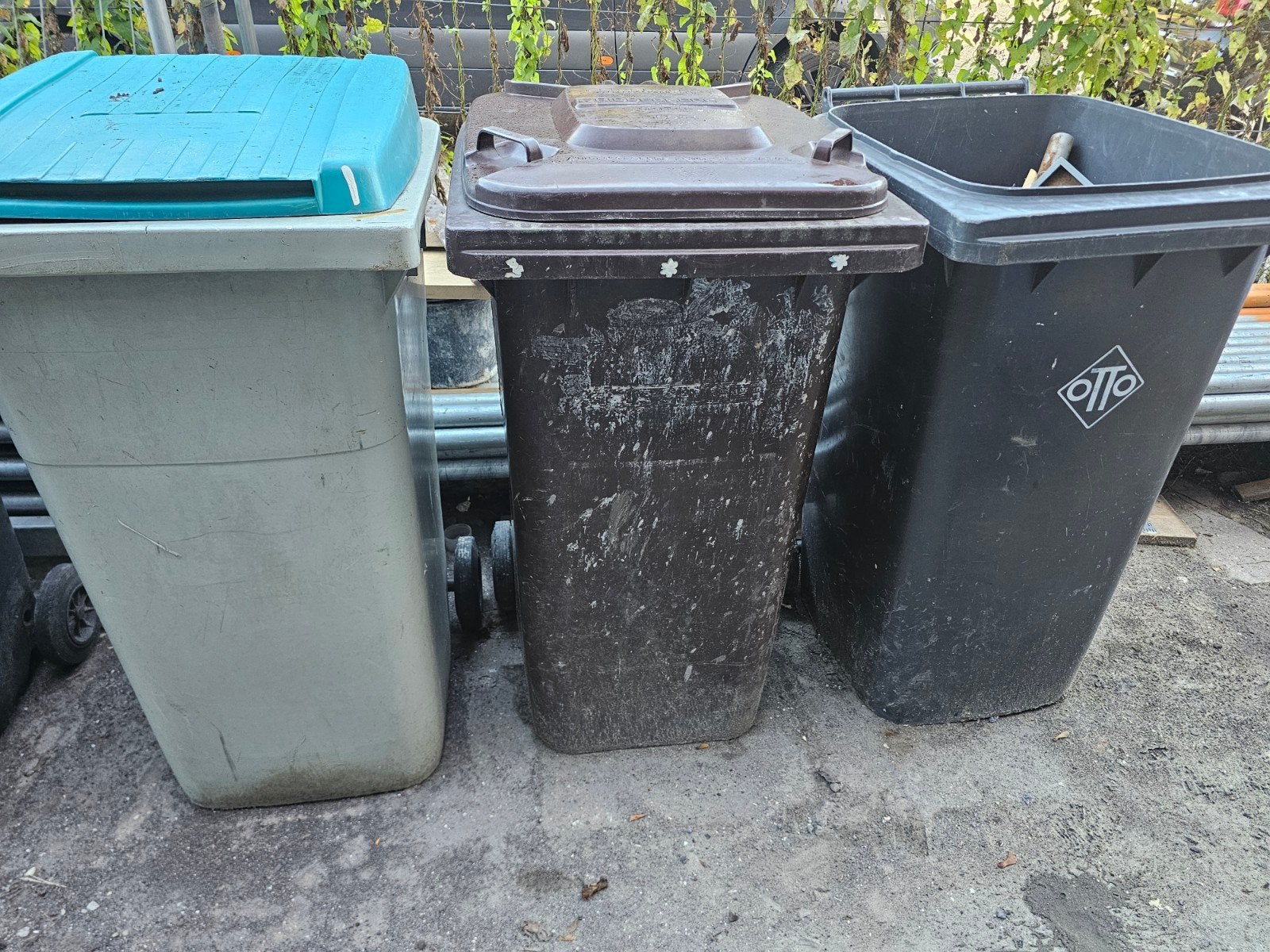3 Afvalcontainers, waarvan 1 zonder klep, Ophalen, Gebruikt