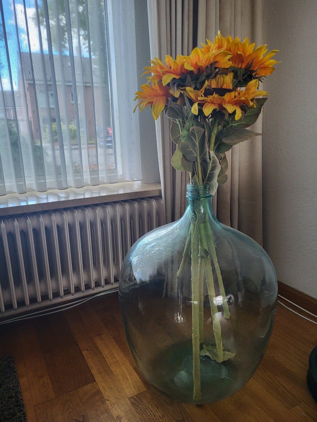 Grote glazen vaas met kunst zonnebloemen, Huis en Inrichting, Ophalen, Gebruikt, Transparant, Inclusief decoratie