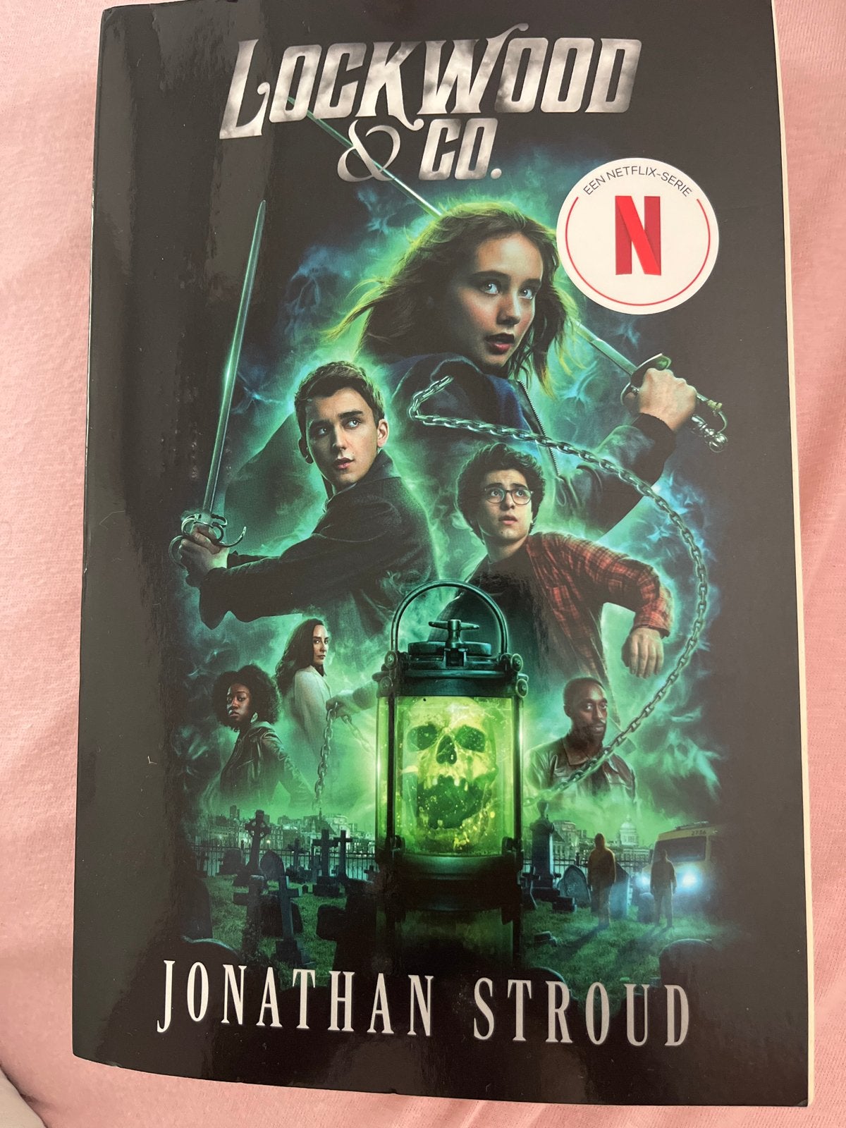 Lockwood & Co. - Jonathan Stroud (Netflix-serie), Boeken, Ophalen of Verzenden, Zo goed als nieuw