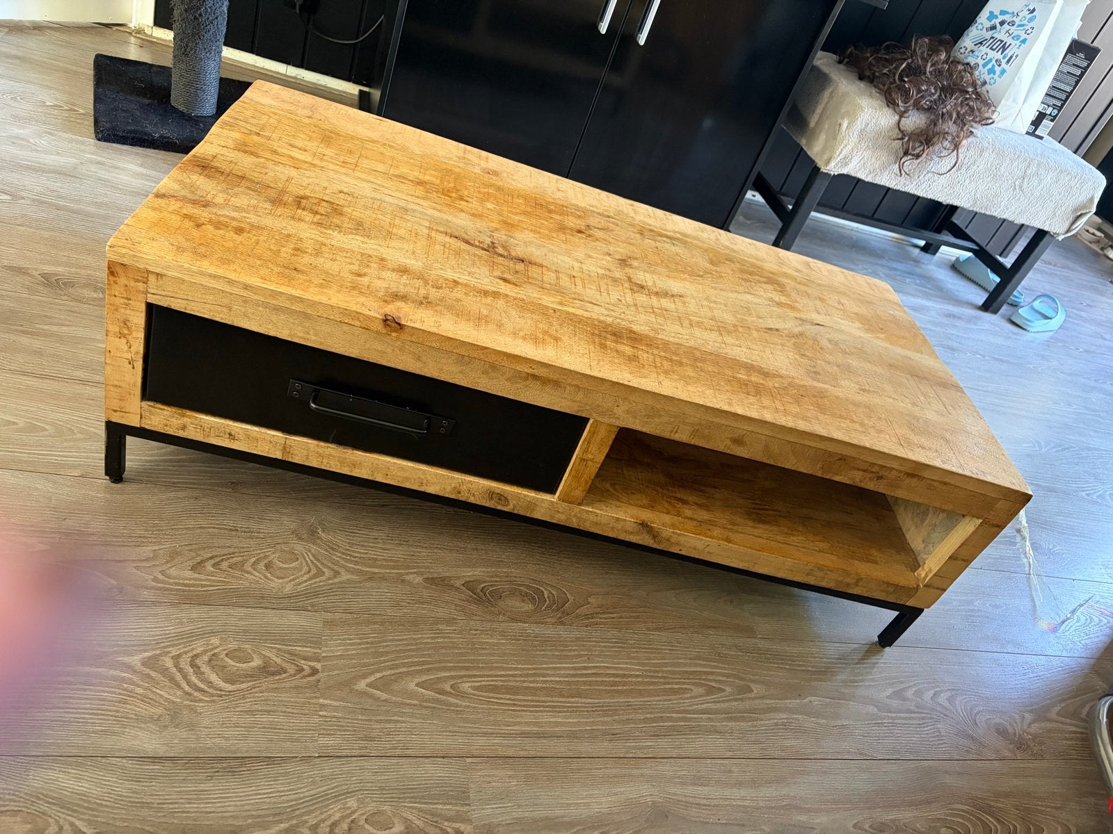 Mango houten en metalen salontafel van Pronto Wonen, Ophalen, Gebruikt, 100 tot 150 cm, Minder dan 50 cm
